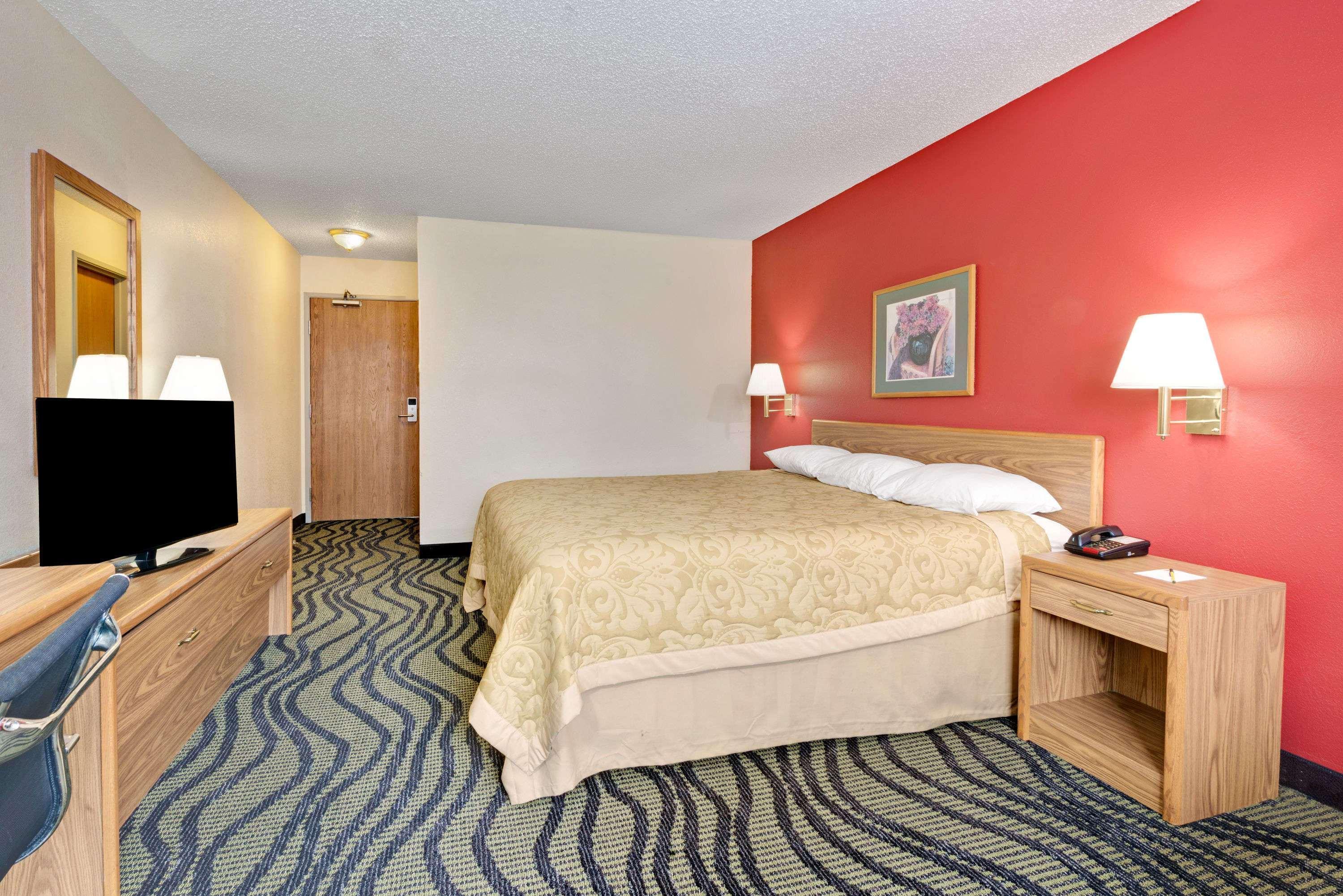 Super 8 By Wyndham Kokomo Exterior photo